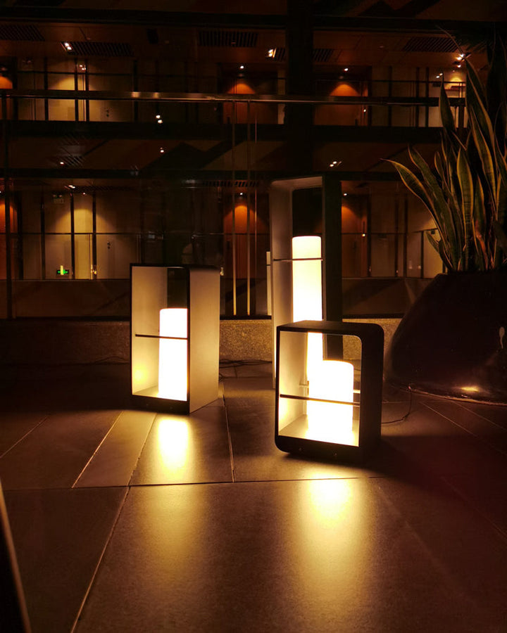 Lampadaire solaire extérieur élégant. Éclairage jardin moderne, design épuré, lumière chaude.