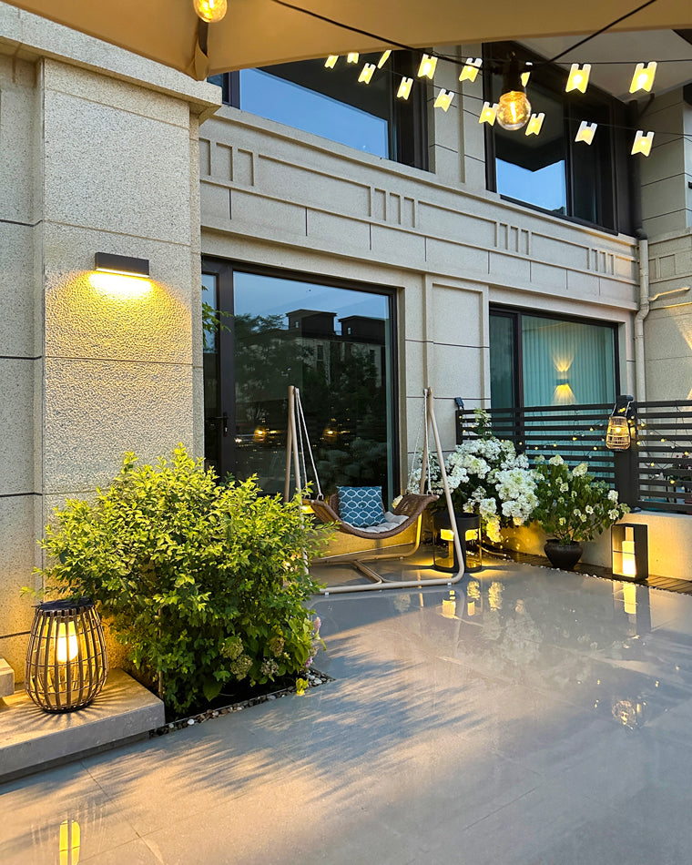 Lampadaire solaire extérieur élégant. Éclairage jardin moderne, design épuré, lumière chaude.