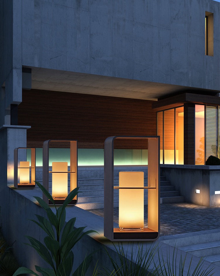 Lampadaire solaire extérieur élégant. Éclairage jardin moderne, design épuré, lumière chaude.