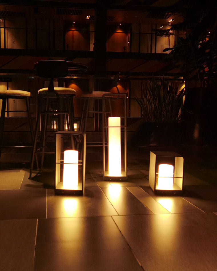 Lampadaire solaire extérieur élégant. Éclairage jardin moderne, design épuré, lumière chaude.