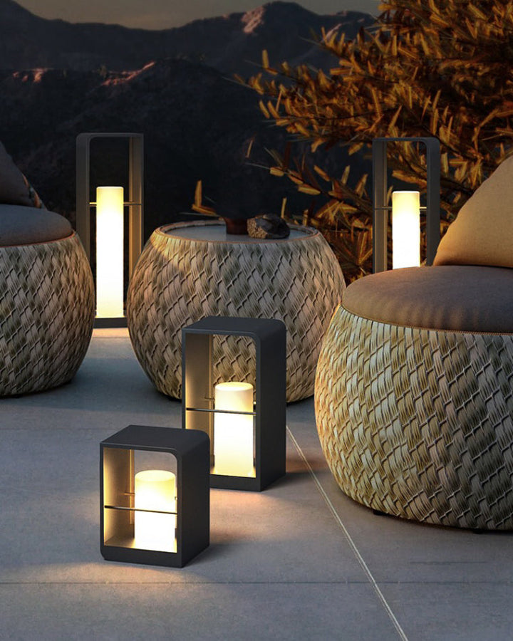 Lampadaire solaire extérieur élégant. Éclairage jardin moderne, design épuré, lumière chaude.