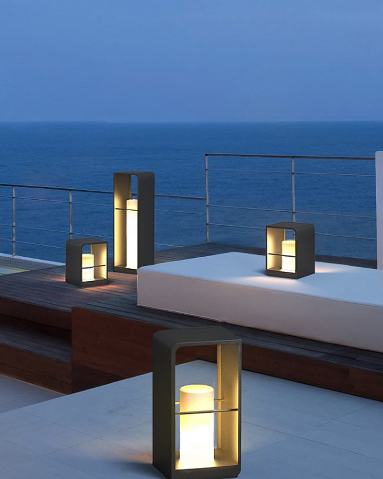 Lampadaire solaire extérieur élégant. Éclairage jardin moderne, design épuré, lumière chaude.
