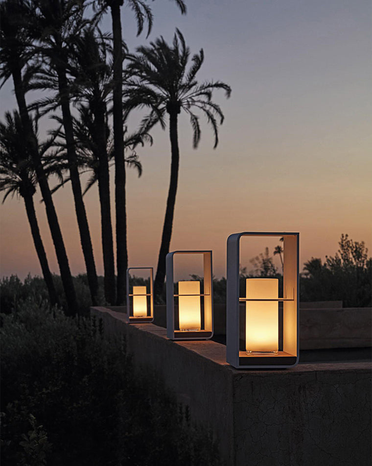 Lampadaire solaire extérieur élégant. Éclairage jardin moderne, design épuré, lumière chaude.