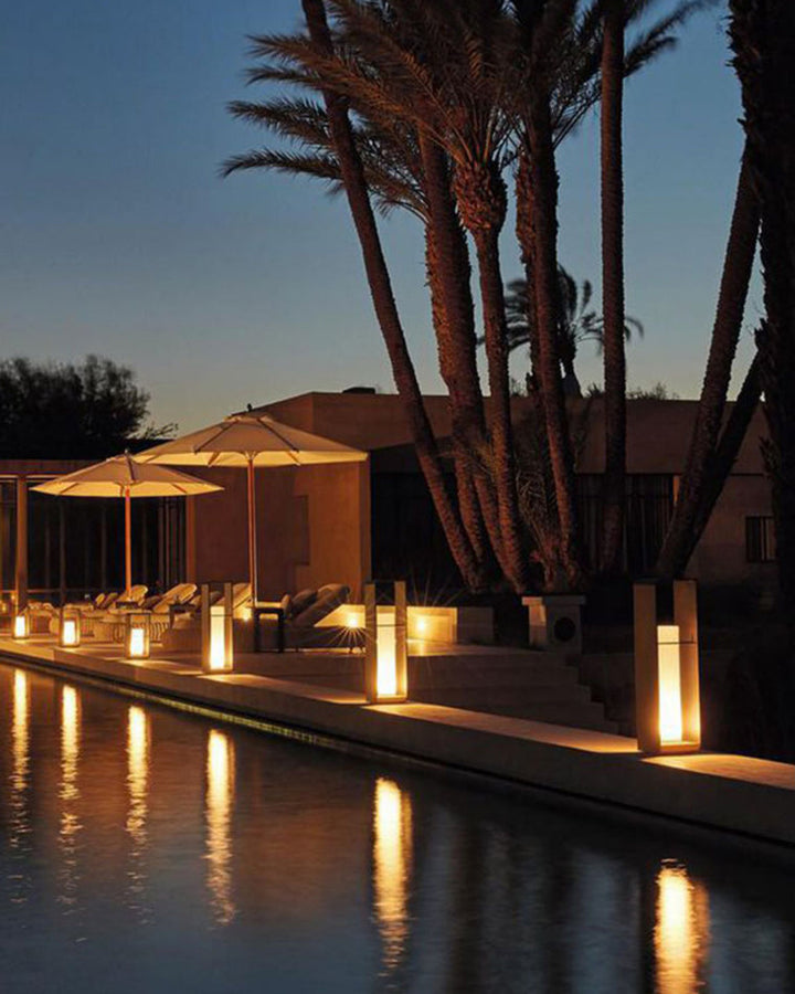 Lampadaire solaire extérieur élégant. Éclairage jardin moderne, design épuré, lumière chaude.