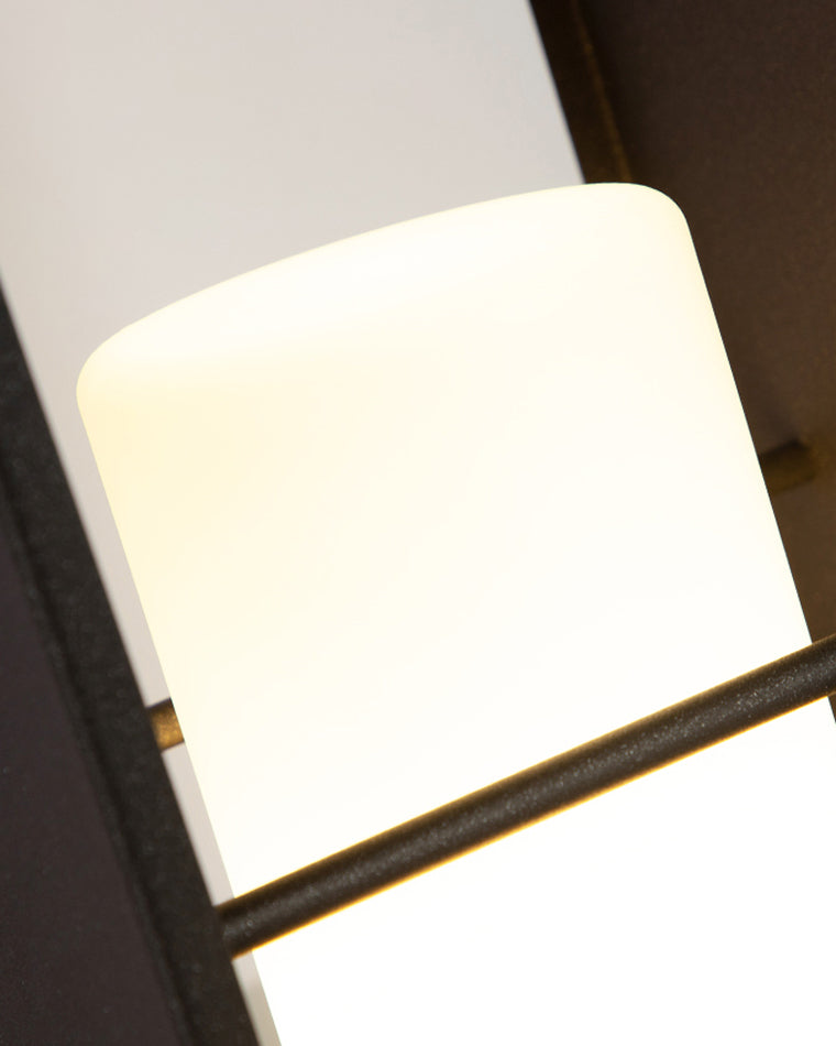Lampadaire solaire extérieur élégant. Éclairage jardin moderne, design épuré, lumière chaude.