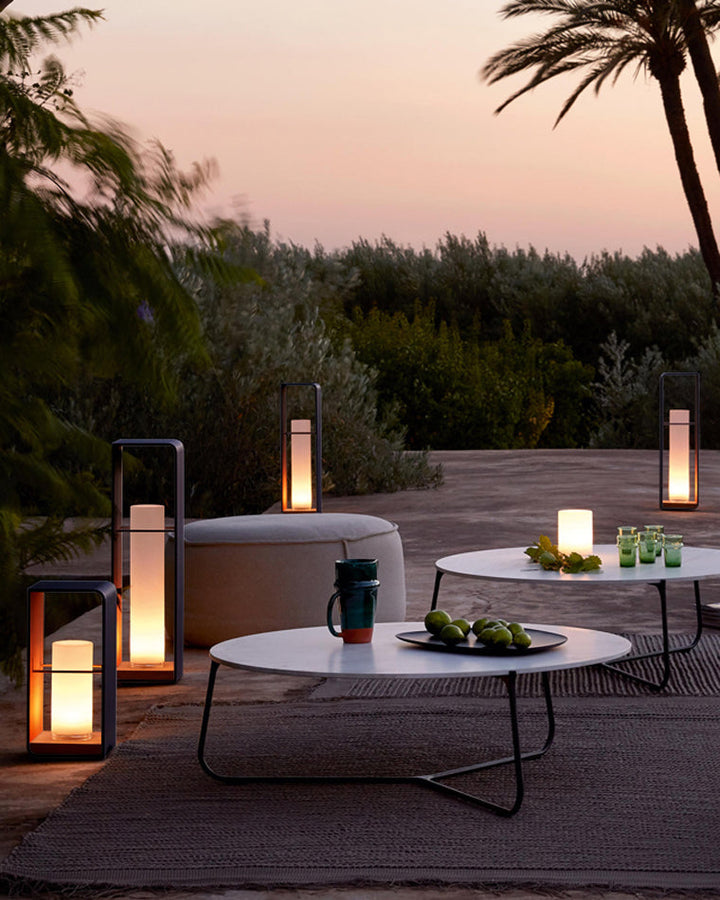 Lampadaire solaire extérieur élégant. Éclairage jardin moderne, design épuré, lumière chaude.