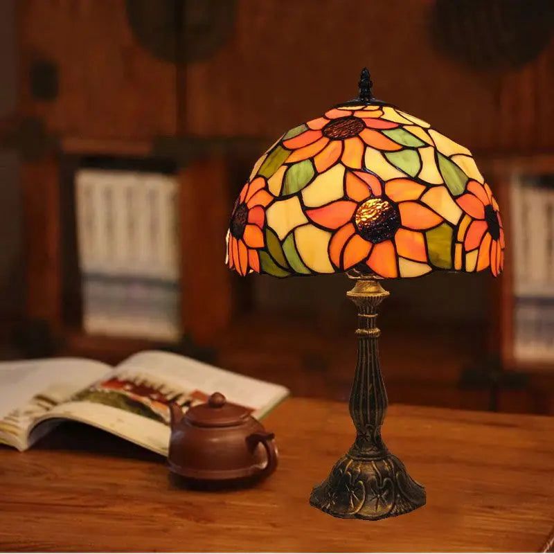 Lampe de bureau style Tiffany, verre coloré, col ajustable.  Design élégant, lumière chaleureuse.