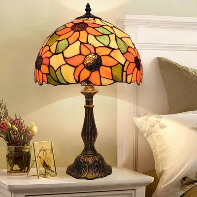 Lampe de bureau style Tiffany, verre coloré, col ajustable.  Design élégant, lumière chaleureuse.