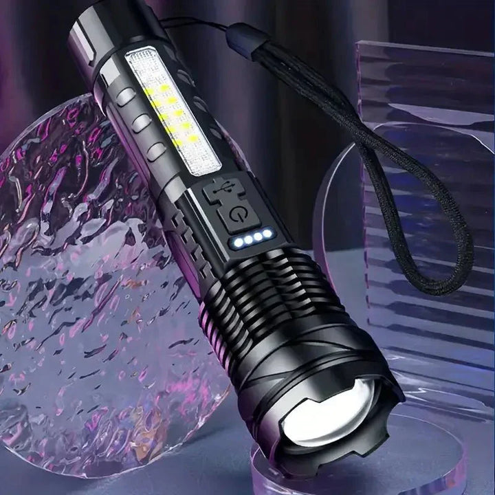 "Lampe de poche LED 5000 lumens, aluminium, étanche, multifonction avec modes variés, idéale pour extérieur."