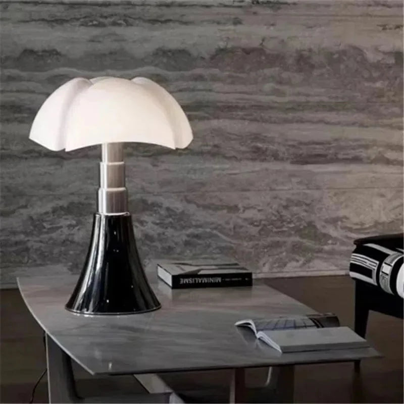 Lampe de table design italien. Abat-jour blanc, structure élégante. Éclairage doux et homogène.