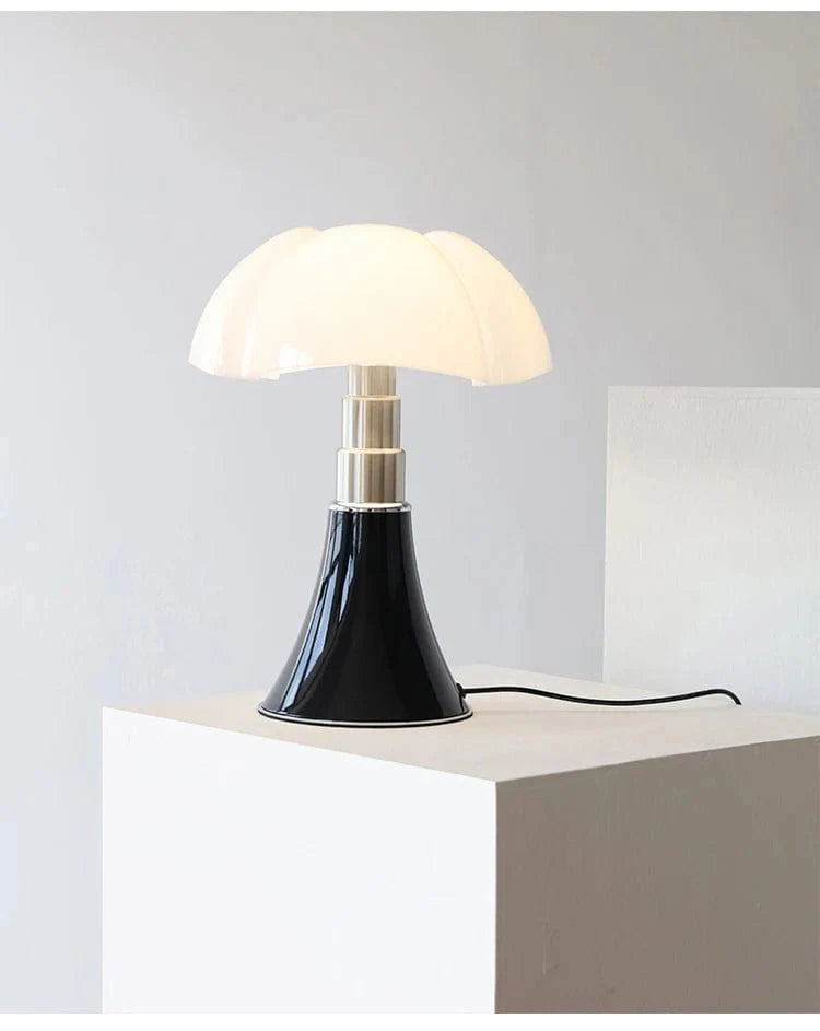 Lampe de table design italien. Abat-jour blanc, structure élégante. Éclairage doux et homogène.