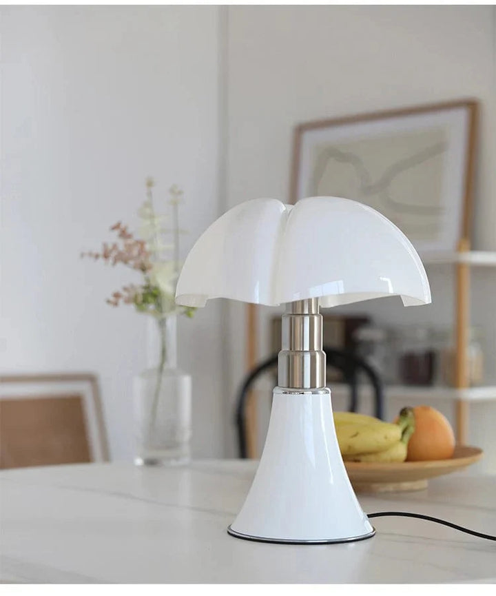 Lampe de table design italien. Abat-jour blanc, structure élégante. Éclairage doux et homogène.