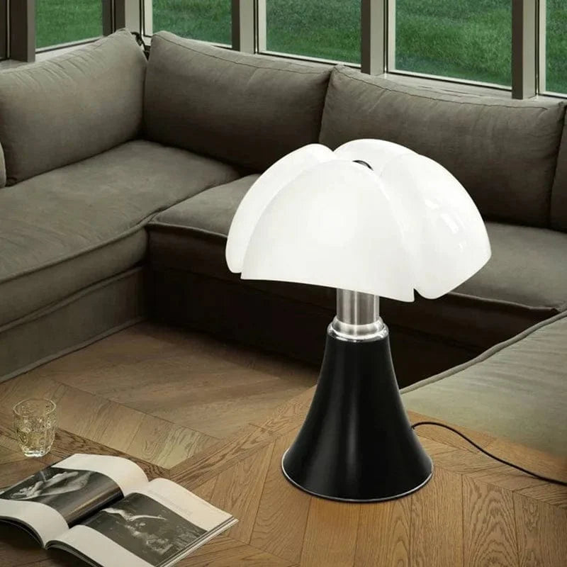 Lampe de table design italien. Abat-jour blanc, structure élégante. Éclairage doux et homogène.