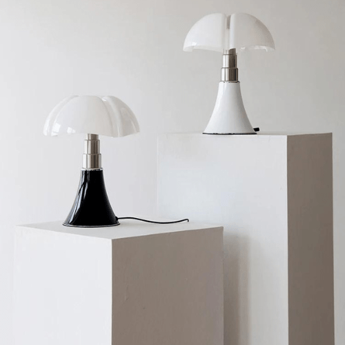 Lampe de table design italien. Abat-jour blanc, structure élégante. Éclairage doux et homogène.