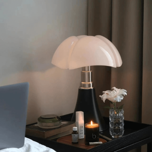 Lampe de table design italien. Abat-jour blanc, structure élégante. Éclairage doux et homogène.