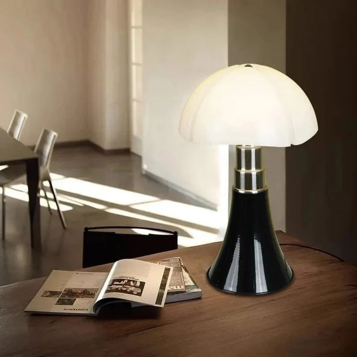 Lampe de table design italien. Abat-jour blanc, structure élégante. Éclairage doux et homogène.
