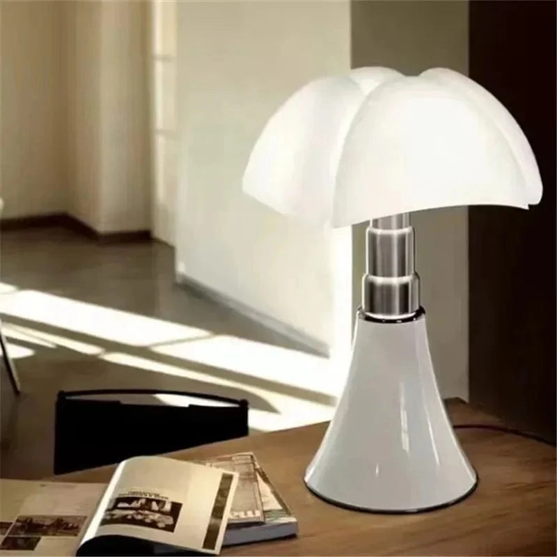 Lampe de table design italien. Abat-jour blanc, structure élégante. Éclairage doux et homogène.