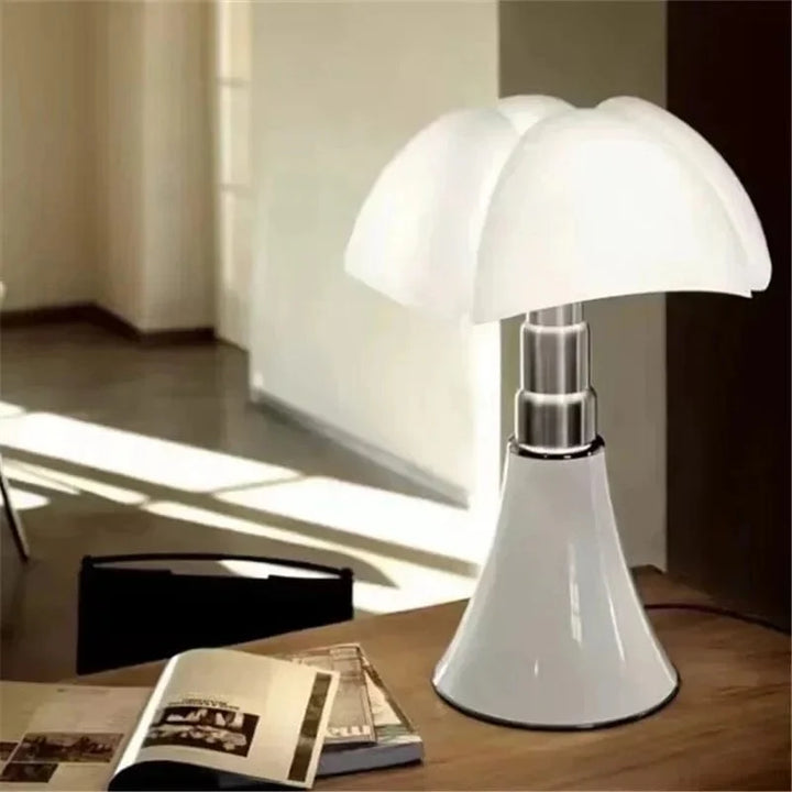 Lampe de table design italien. Abat-jour blanc, structure élégante. Éclairage doux et homogène.