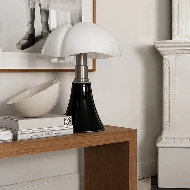 Lampe de table design italien. Abat-jour blanc, structure élégante. Éclairage doux et homogène.