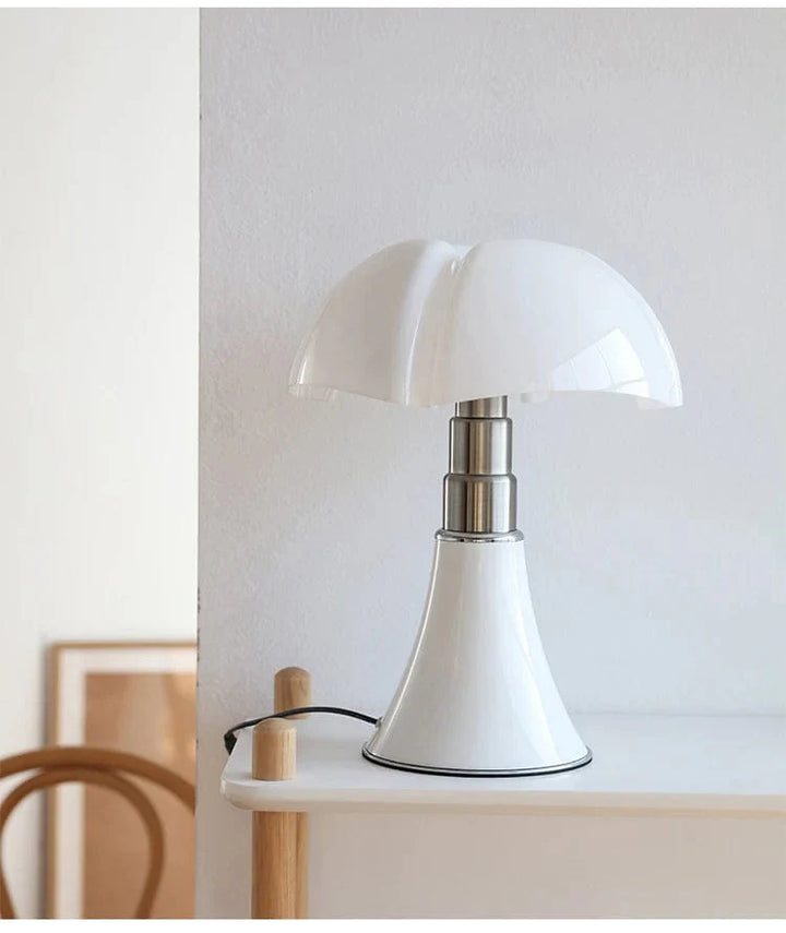 Lampe de table design italien. Abat-jour blanc, structure élégante. Éclairage doux et homogène.