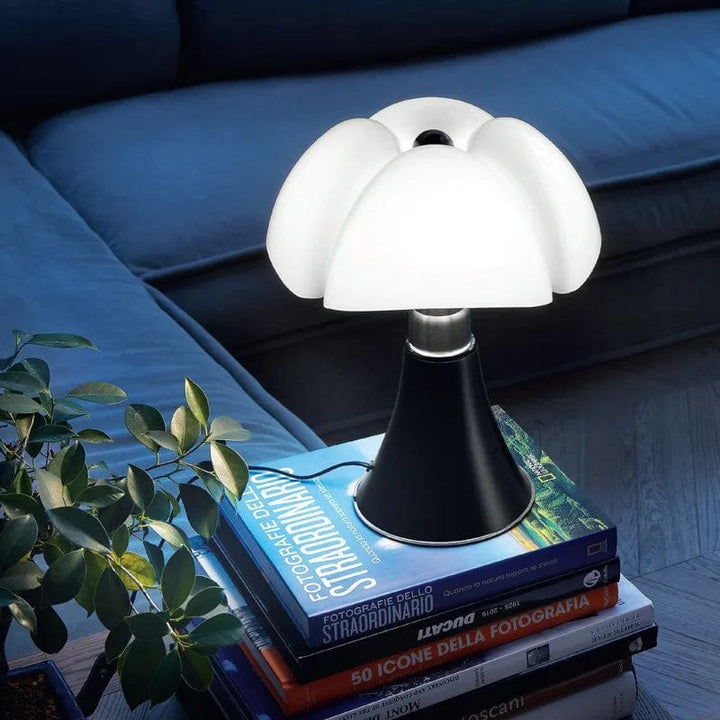 Lampe de table design italien. Abat-jour blanc, structure élégante. Éclairage doux et homogène.