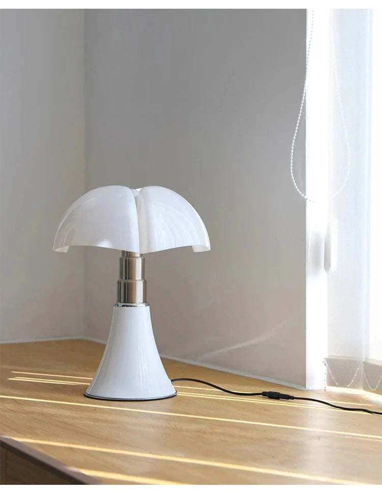 Lampe de table design italien. Abat-jour blanc, structure élégante. Éclairage doux et homogène.