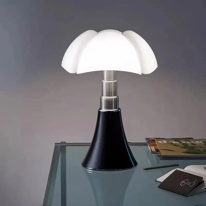 Lampe de table design italien. Abat-jour blanc, structure élégante. Éclairage doux et homogène.