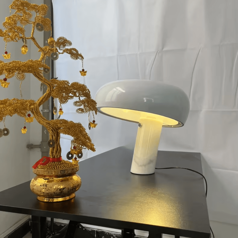Lampe de table design italien. Marbre, verre, métal. Édition limitée. Style élégant et intemporel.