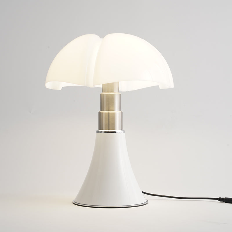 Lampe de table design rétro, éclairage LED élégant.  Ambiance chaleureuse et raffinée.