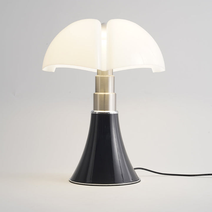 Lampe de table design rétro, éclairage LED élégant.  Ambiance chaleureuse et raffinée.