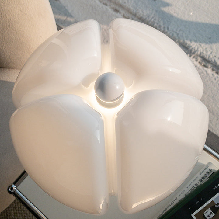 Lampe de table design rétro, éclairage LED élégant.  Ambiance chaleureuse et raffinée.