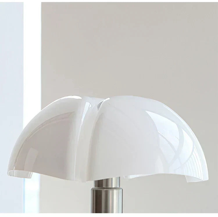 Lampe de table design rétro, éclairage LED élégant.  Ambiance chaleureuse et raffinée.