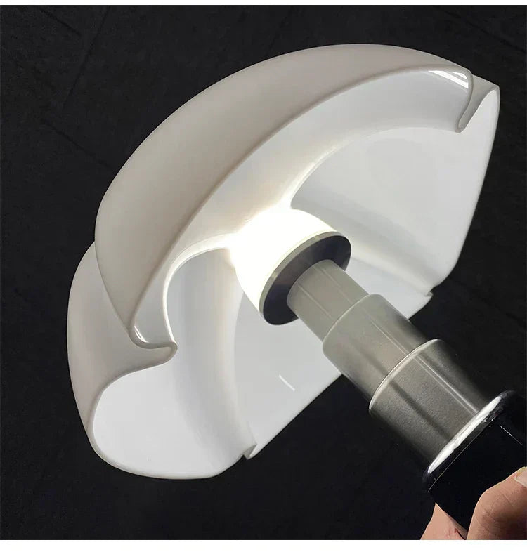 Lampe de table design rétro, éclairage LED élégant.  Ambiance chaleureuse et raffinée.