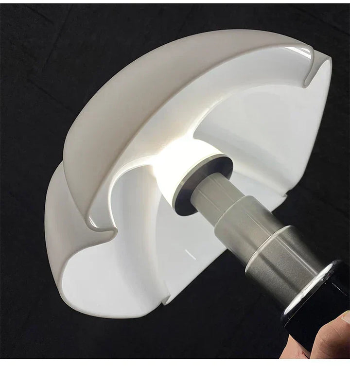 Lampe de table design rétro, éclairage LED élégant.  Ambiance chaleureuse et raffinée.