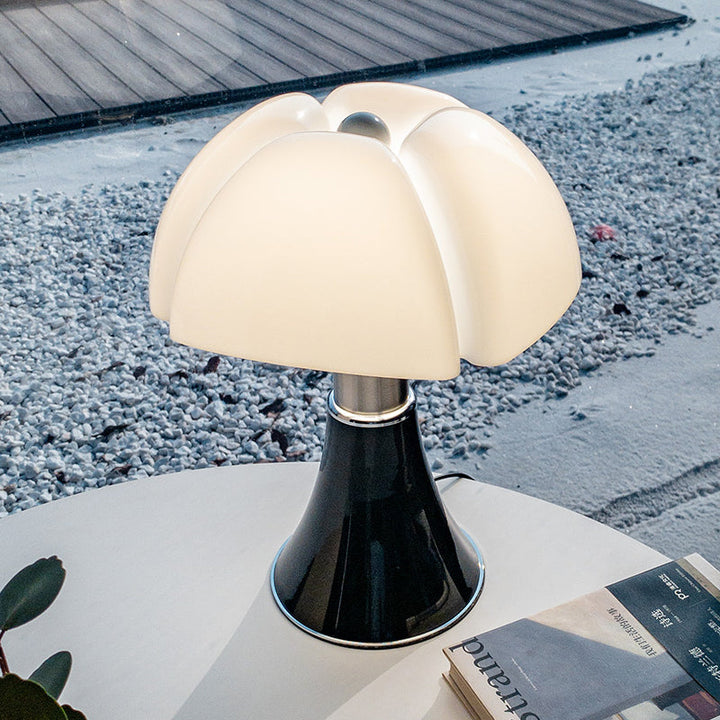 Lampe de table design rétro, éclairage LED élégant.  Ambiance chaleureuse et raffinée.
