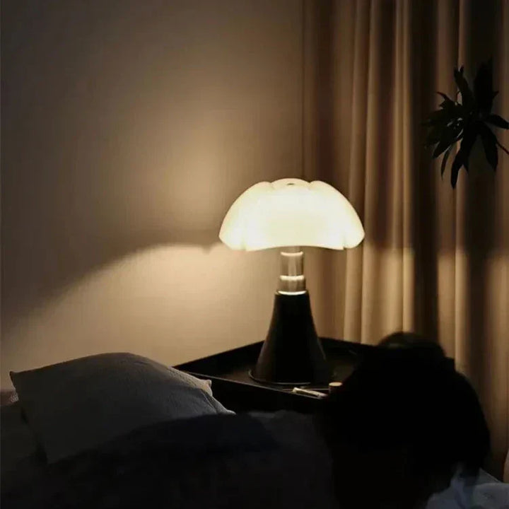 Lampe de table design rétro, éclairage LED élégant.  Ambiance chaleureuse et raffinée.