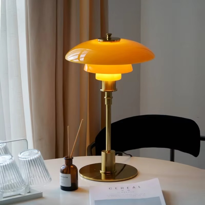 Lampe de table design scandinave moderne, éclairage LED.  Style épuré, lumière chaleureuse.
