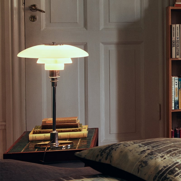 Lampe de table design scandinave moderne, éclairage LED.  Style épuré, lumière chaleureuse.