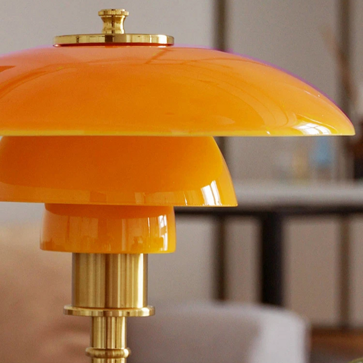 Lampe de table design scandinave moderne, éclairage LED.  Style épuré, lumière chaleureuse.
