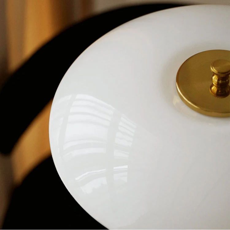 Lampe de table design scandinave moderne, éclairage LED.  Style épuré, lumière chaleureuse.