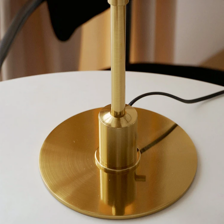 Lampe de table design scandinave moderne, éclairage LED.  Style épuré, lumière chaleureuse.