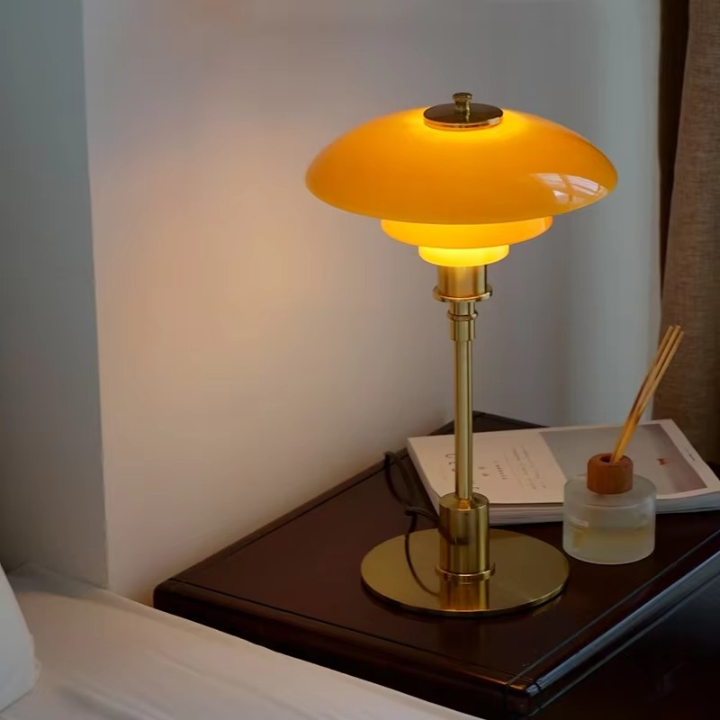 Lampe de table design scandinave moderne, éclairage LED.  Style épuré, lumière chaleureuse.