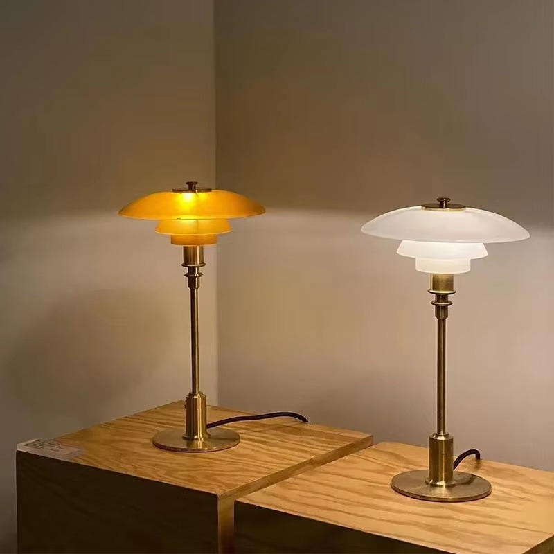 Lampe de table design scandinave moderne, éclairage LED.  Style épuré, lumière chaleureuse.