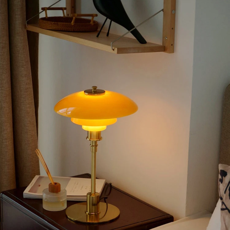 Lampe de table design scandinave moderne, éclairage LED.  Style épuré, lumière chaleureuse.