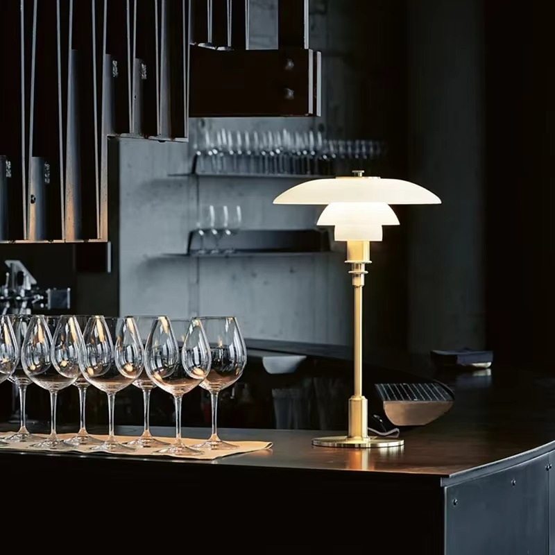 Lampe de table design scandinave moderne, éclairage LED.  Style épuré, lumière chaleureuse.