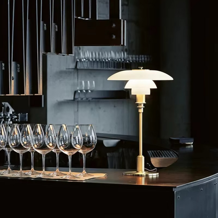 Lampe de table design scandinave moderne, éclairage LED.  Style épuré, lumière chaleureuse.