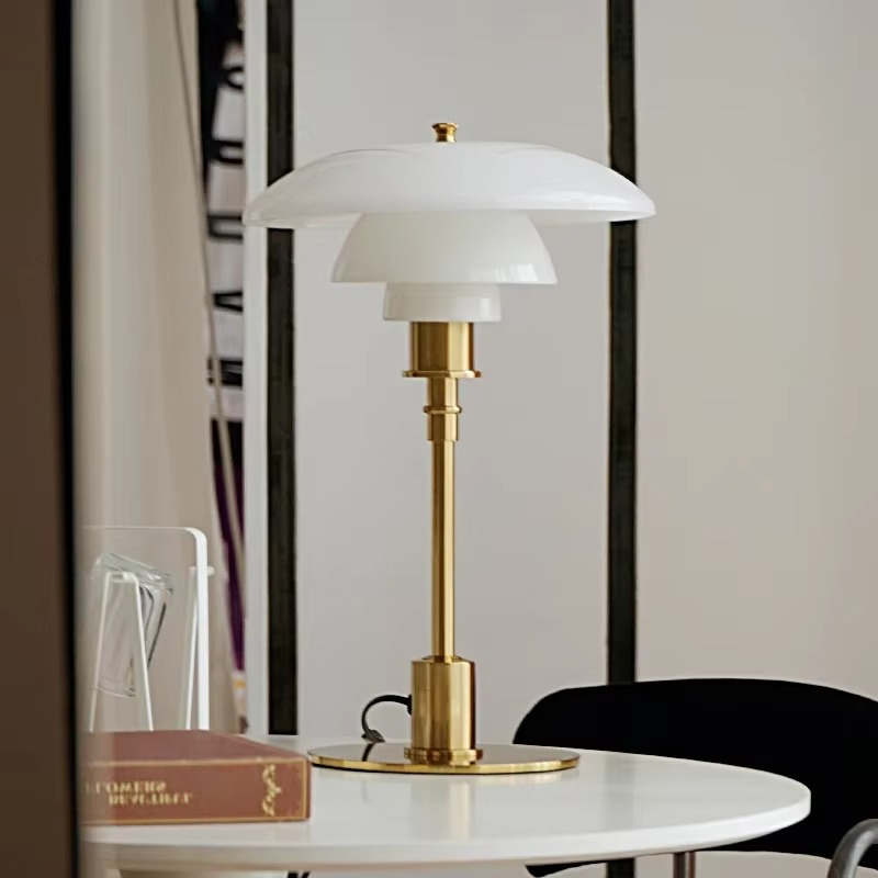 Lampe de table design scandinave moderne, éclairage LED.  Style épuré, lumière chaleureuse.