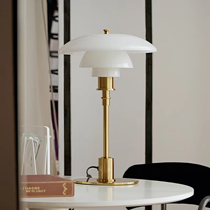 Lampe de table design scandinave moderne, éclairage LED.  Style épuré, lumière chaleureuse.