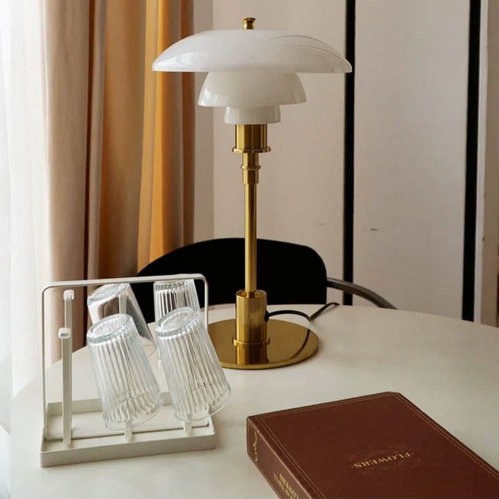Lampe de table design scandinave moderne, éclairage LED.  Style épuré, lumière chaleureuse.