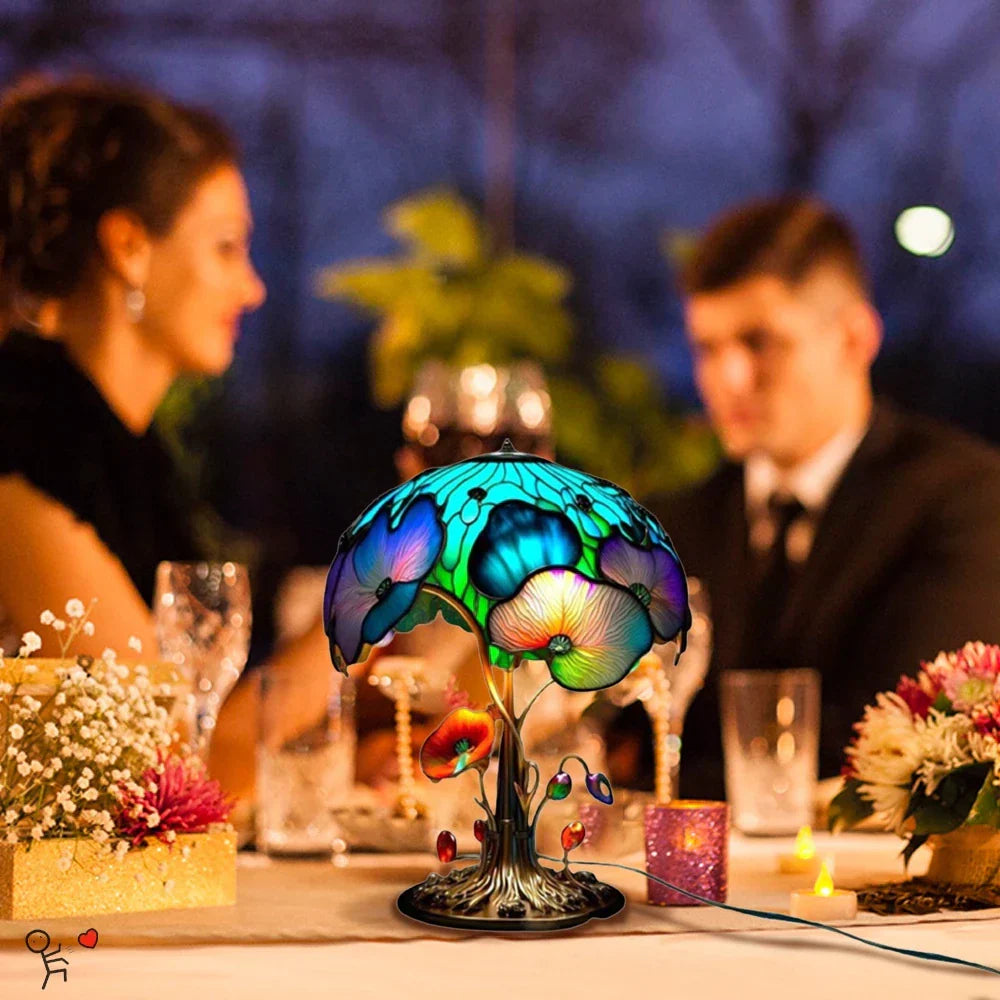 Lampe de table en vitrail coloré, motif champignon, éclats multicolores, lumière chaude. Éclairage d'intérieur artistique.
